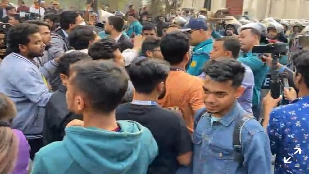 সচিবালয়ের গেটে পুলিশের সঙ্গে শিক্ষার্থীদের ধাওয়া-পাল্টা ধাওয়া, পুলিশের ফাঁকা গুলি