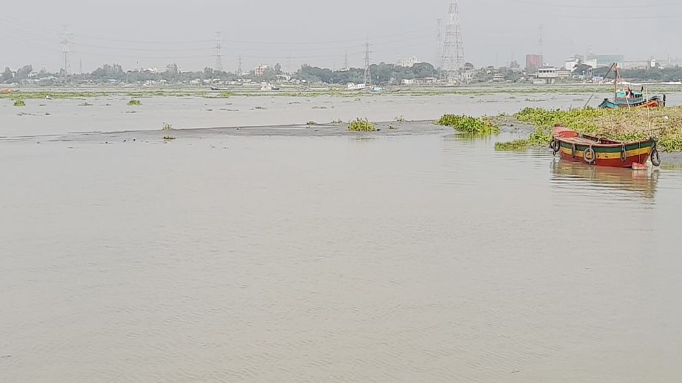 মুন্সীগঞ্জে নাব্য সংকটে লঞ্চ চলাচল ব্যাহত 