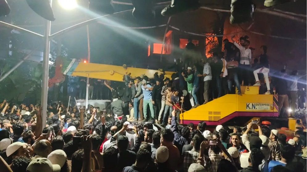 ক্রেন দিয়ে ধানমণ্ডির ৩২ নম্বর বাড়ি গুঁড়িয়ে দেয়া হচ্ছে