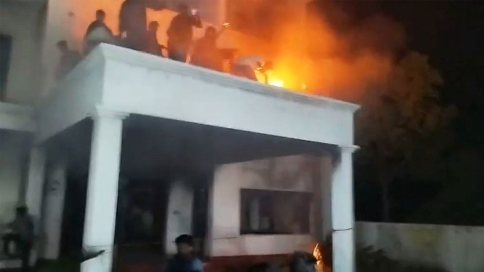 সাবেক সংসদ সদস্য আলাউদ্দিন নাসিমের বাড়িতে ভাঙচুর-অগ্নিসংযোগ