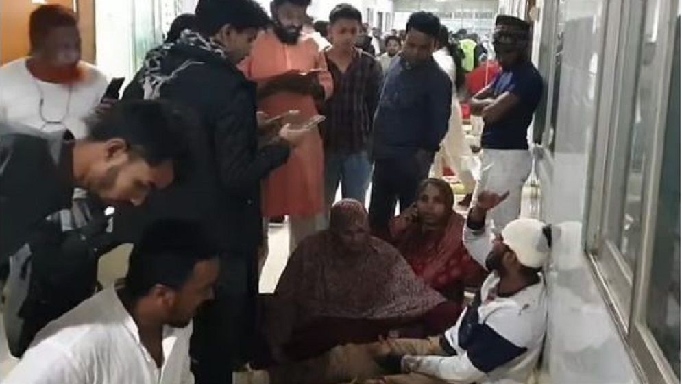 সাবেক মন্ত্রী মোজাম্মেলের বাড়ি ভাঙতে গিয়ে এলাকাবাসীর পিটুনিতে আহত ১৫