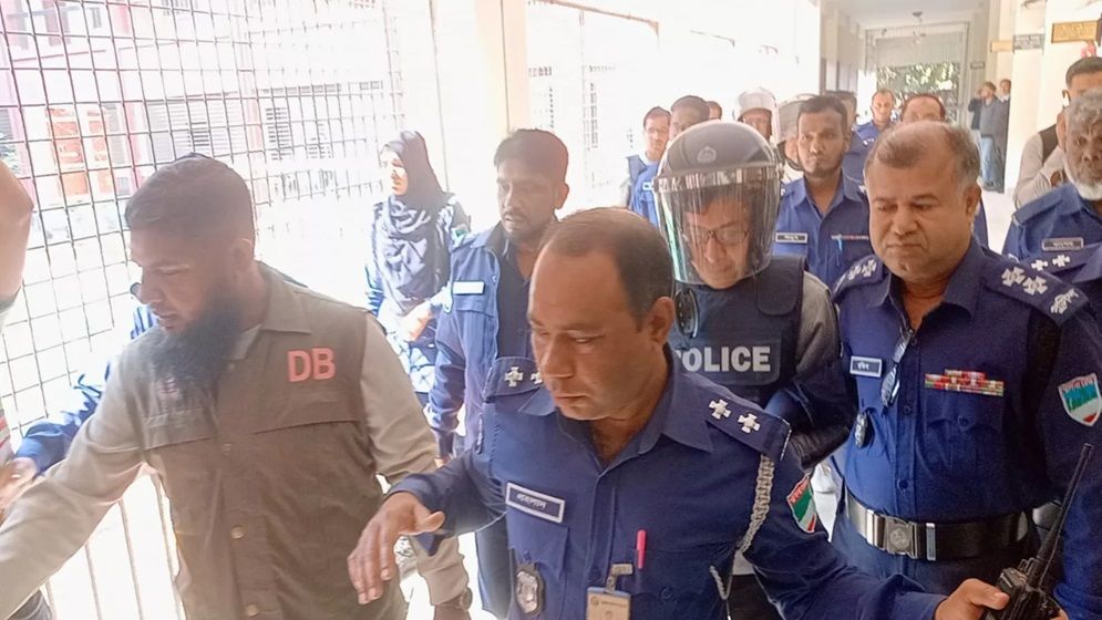 সাবেক জনপ্রশাসনমন্ত্রীর রিমান্ড, আদালতে হট্টগোল-ডিম নিক্ষেপ