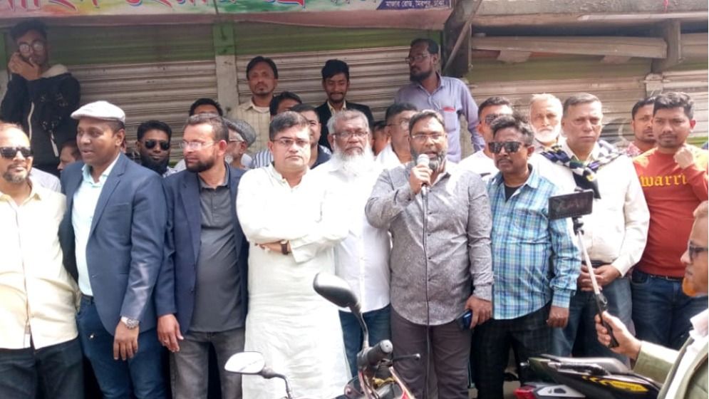মিরপুরে ১০৭ বছরের পুরোনো মাঠ দখলমুক্তের দাবিতে মানববন্ধন