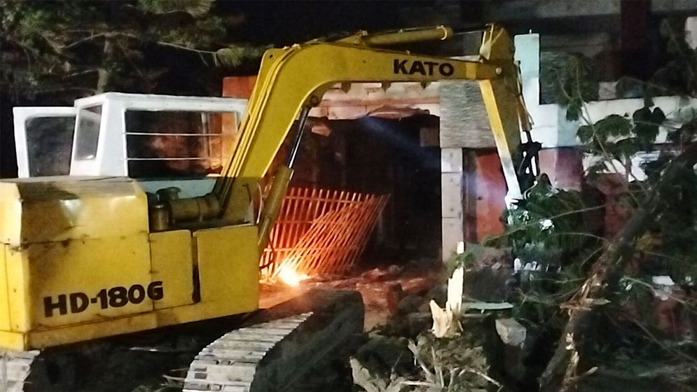 ভেঙ্গে ফেলা হচ্ছে সাবেক এমপি মাহবুবউল আলম হানিফের বাড়ি