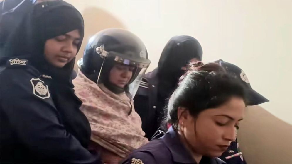 তিন দিনের রিমান্ডে সাবেক মন্ত্রী ফরহাদের স্ত্রী মোনালিসা