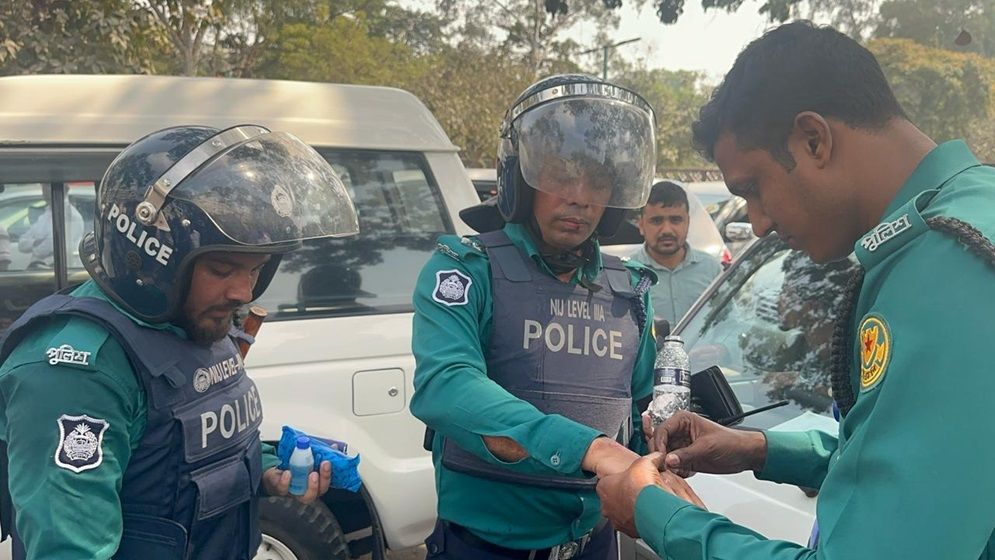 চাকরিচ্যুত পুলিশ সদস্যদের হামলায় রমনার ডিসি-শাহবাগের ওসি আহত