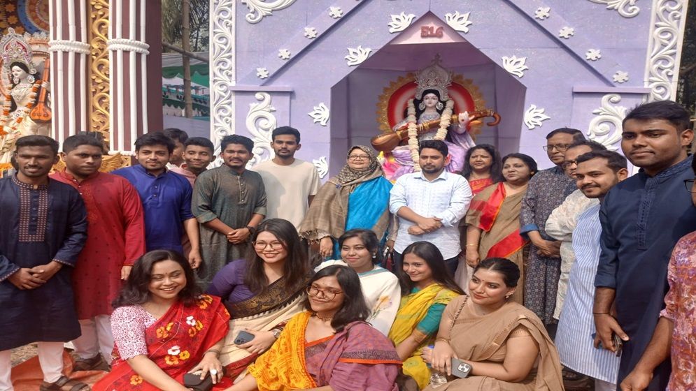 সরস্বতী পূজামণ্ডপ পরিদর্শনে সরকারের দুই উপদেষ্টা