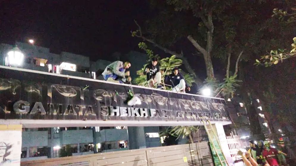 রাবিতে চার হলের নামফলক পরিবর্তন, ছাত্রী হলে সংঘর্ষ