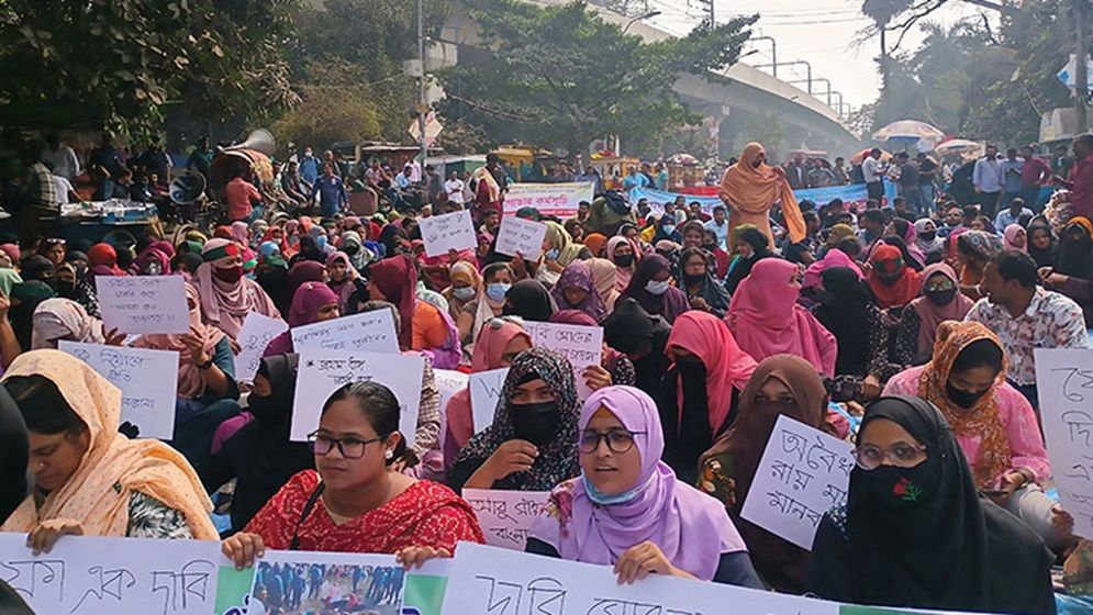 শাহবাগে অবস্থান নিয়েছেন প্রাথমিকের নিয়োগ বাতিল হওয়া প্রার্থীরা