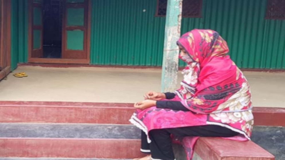 পুলিশ সদস্যের বাড়িতে বিয়ের দাবিতে কলেজ ছাত্রী