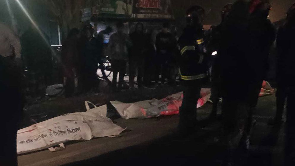 বাণিজ্য মেলা থেকে ফেরার পথে বাইক দুর্ঘটনায় ৩ বন্ধু নিহত