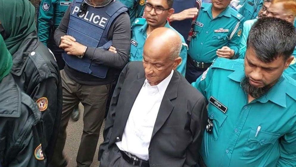 শুনানিতে কামাল মজুমদার: হাতকড়া কি বীর মুক্তিযোদ্ধার অলঙ্কার?
