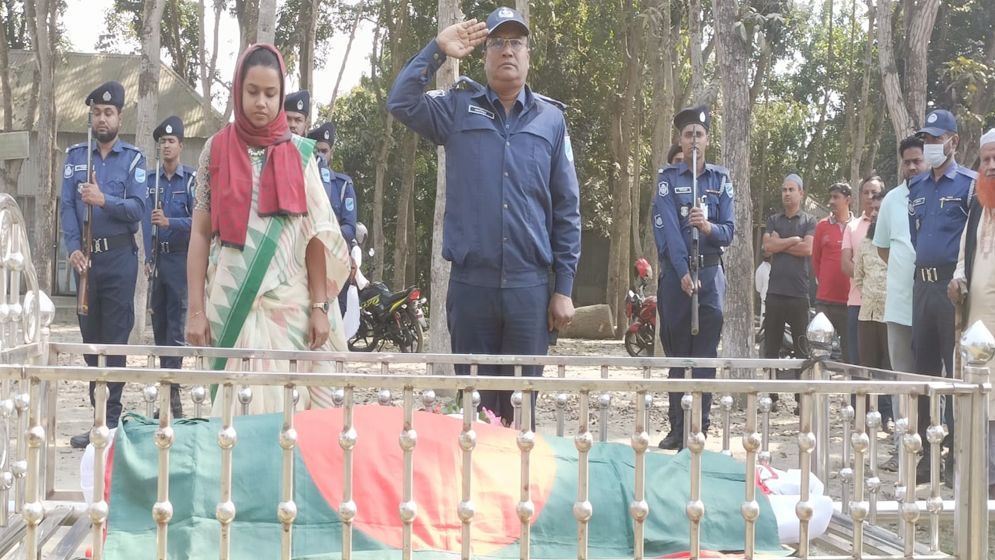 রাষ্ট্রীয় মর্যাদায় বীর মুক্তিযোদ্ধা আশরাফ আলী মোল্লার দাফন সম্পন্ন