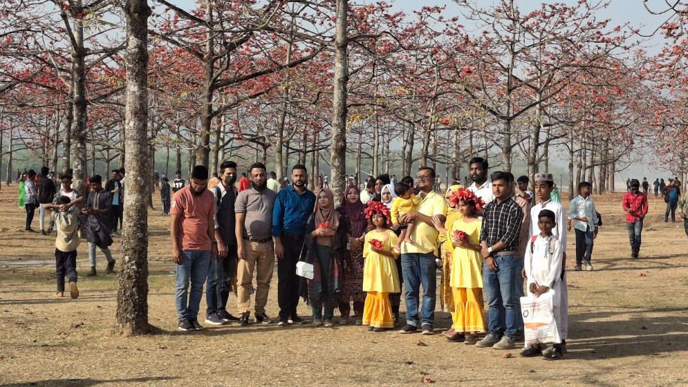 বসন্ত আর ভালোবাসার উৎসবে সুনামগঞ্জের শিমুলবাগানে পর্যটকদের ঢল