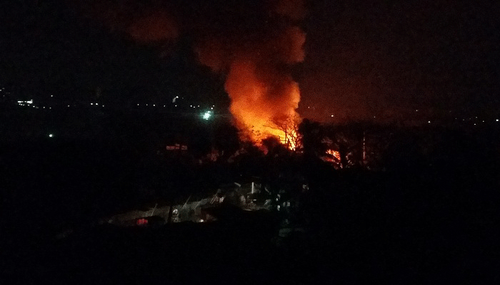 চট্টগ্রামে আগুনে পুড়ে ১৩ দোকান ভস্মিভূত