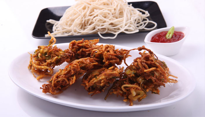 বিকেলে চায়ের সঙ্গে নুডলস্ পকোড়া