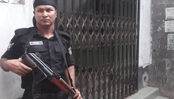 গেন্ডারিয়ায় দুই আ.লীগ নেতার বাড়িতে অভিযান