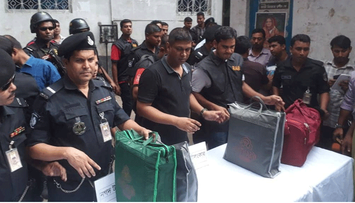 গেন্ডারিয়ায় দুই আ.লীগ নেতার বাড়িতে অভিযান