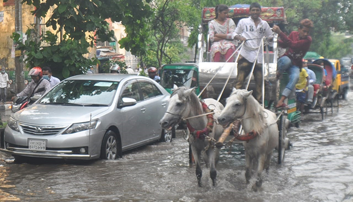করোনা আক্রান্ত নগরে বৃষ্টির বিড়ম্বনা