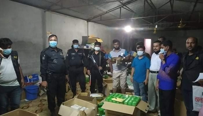 সোয়েটার ফ্যাক্টরির আড়ালে নকল প্রসাধনী তৈরি