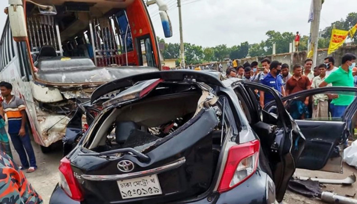ময়মনসিংহে বাস-প্রাইভেটকার সংঘর্ষে ঝরল ৬ প্রাণ