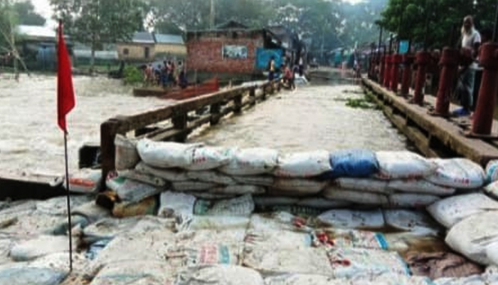 আত্রাইয়ে হুমকির মুখে কাঁশিয়াবাড়ি স্লুইসগেট