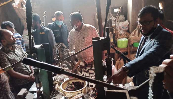 রাজধানীতে প্রায় সোয়া কোটি টাকার নকল ও ভেজাল প্রসাধনী উদ্ধার