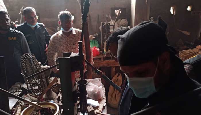 রাজধানীতে প্রায় সোয়া কোটি টাকার নকল ও ভেজাল প্রসাধনী উদ্ধার