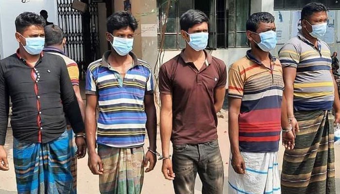 নারী-পুরুষের মাথার চুল কেটে মুখে চুনকালি, গ্রেপ্তার ৫