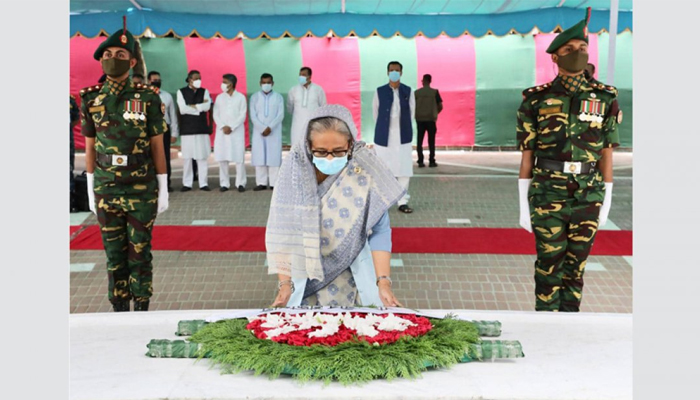 টুঙ্গিপাড়ায় বঙ্গবন্ধুর সমাধিতে প্রধানমন্ত্রীর শ্রদ্ধা