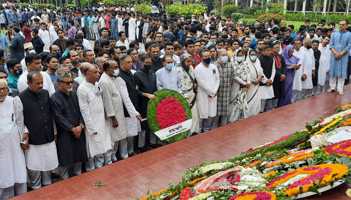 ফুলে ফুলে ভরে উঠল জাতীয় কবির সমাধি