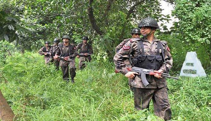 মিয়ানমার সীমান্তের ওপারে হেলিকপ্টার, যুদ্ধবিমান