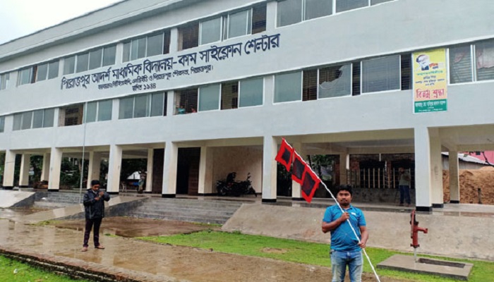 আশ্রয়কেন্দ্র ছেড়ে বসতভিটায় মানুষ