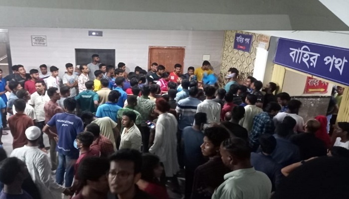 রামেকে রাবি শিক্ষার্থীদের ব্যাপক ভাঙচুর