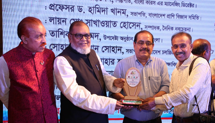 পুরস্কার পেলেন সাংবাদিক এস. এম. নাসির