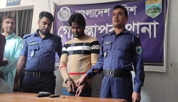 গোমস্তাপুরে অস্ত্রসহ আটক ১
