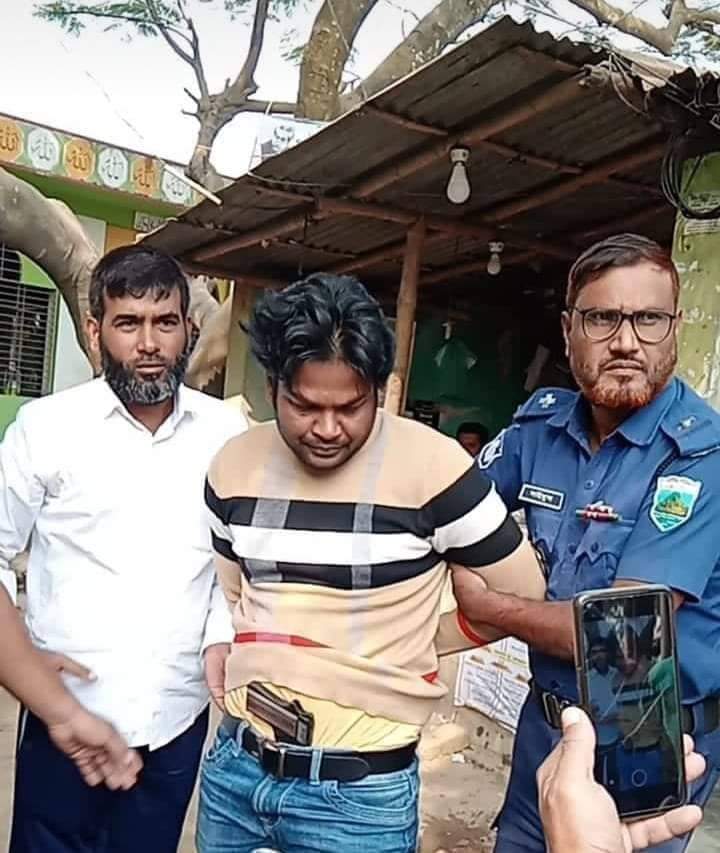 গোমস্তাপুরে অস্ত্রসহ আটক ১