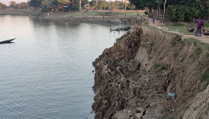 শান্তিগঞ্জে নদী গর্ভে বিলীন পাকা সড়ক