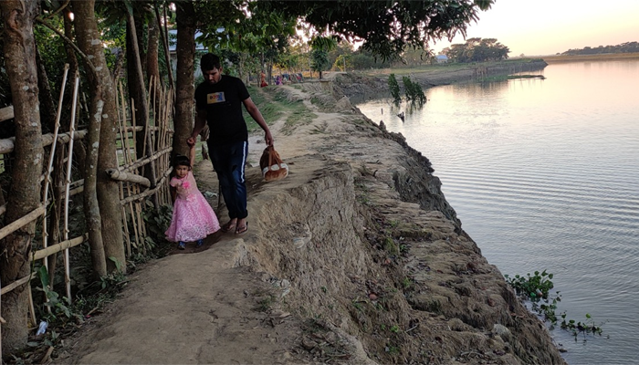 শান্তিগঞ্জে নদী গর্ভে বিলীন পাকা সড়ক