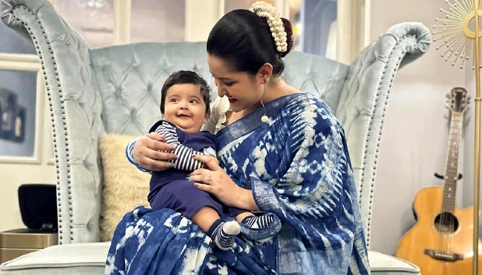 মায়ের কোলে রাজ্যের ভুবন ভোলানো হাসি