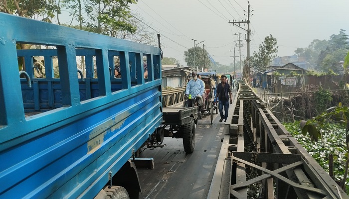 মালির অংক বেইলি ব্রিজটি যেনো গলার কাঁটা