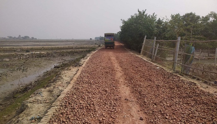 শ্যামনগরে ৬ মাসেও সংস্কার হয়নি তিন কিলোমিটার রাস্তা