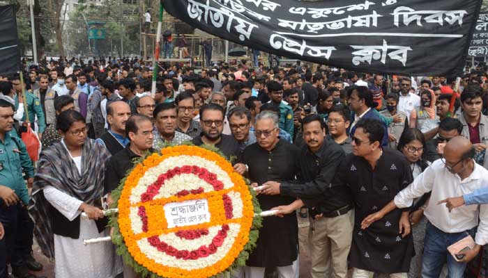 শহীদ মিনারে ভাষাশহিদদের প্রতি ভোরের কাগজের সম্পাদকের শ্রদ্ধা