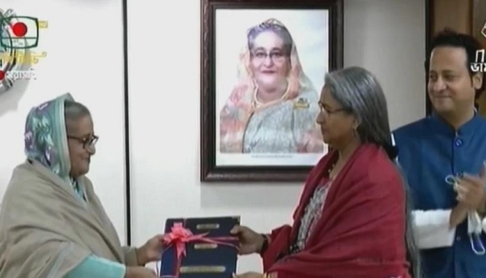 প্রধানমন্ত্রীর হাতে এইচএসসির ফলাফল হস্তান্তর
