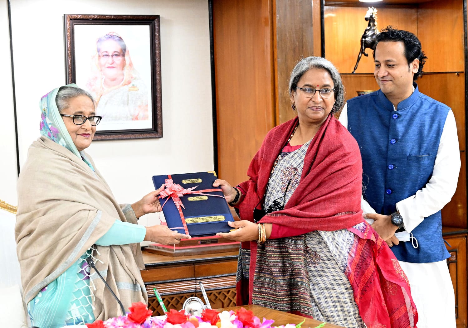 প্রধানমন্ত্রীর হাতে এইচএসসির ফলাফল হস্তান্তর