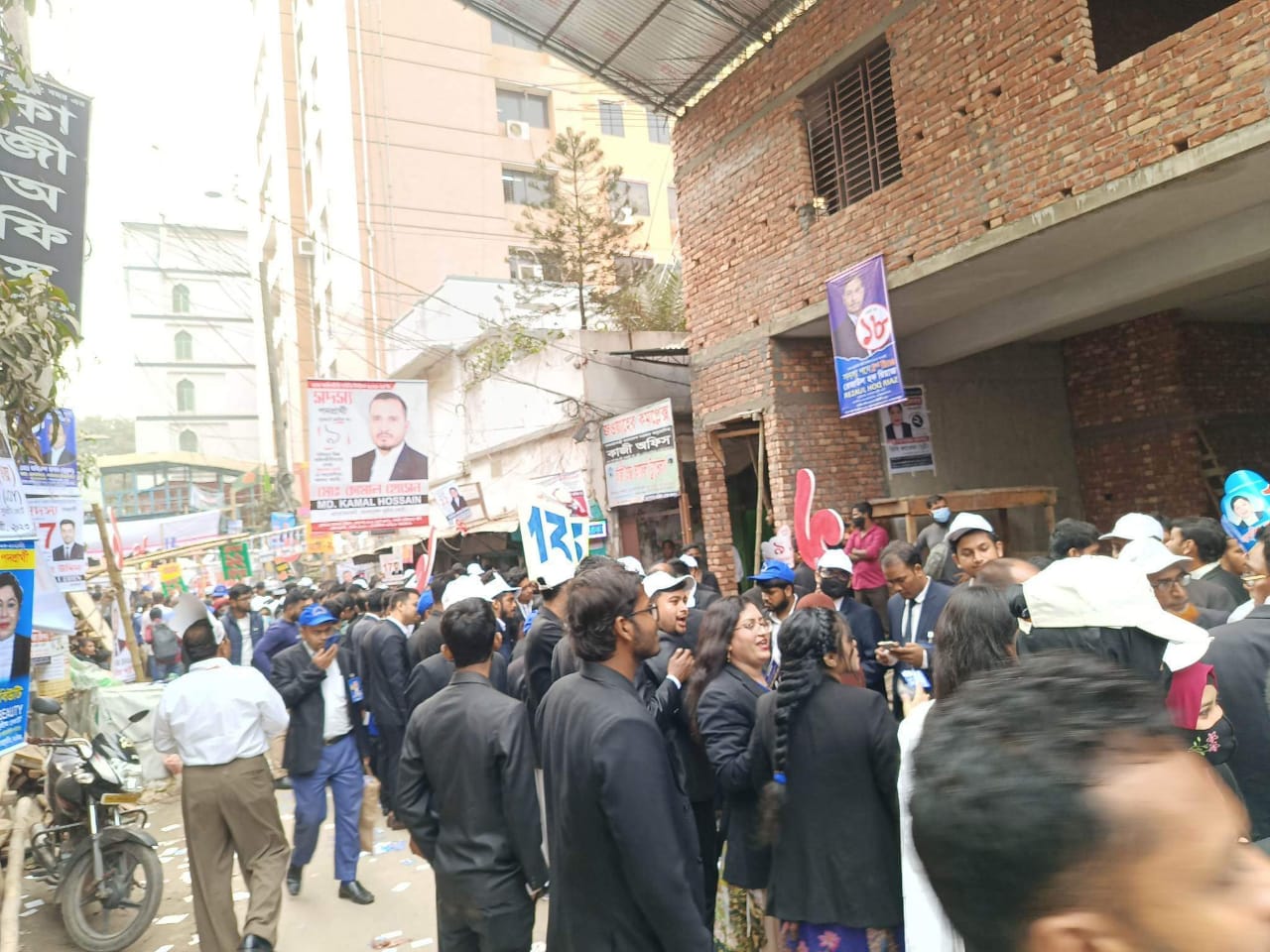 ঢাকা আইনজীবী সমিতির ভোটগ্রহণ চলছে