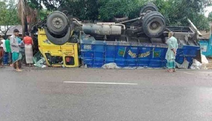চকরিয়ায় ট্রাক উল্টে চালক-হেলপার নিহত