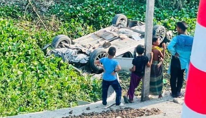 সিংগাইরে সড়ক দুর্ঘটনায় আহত ২