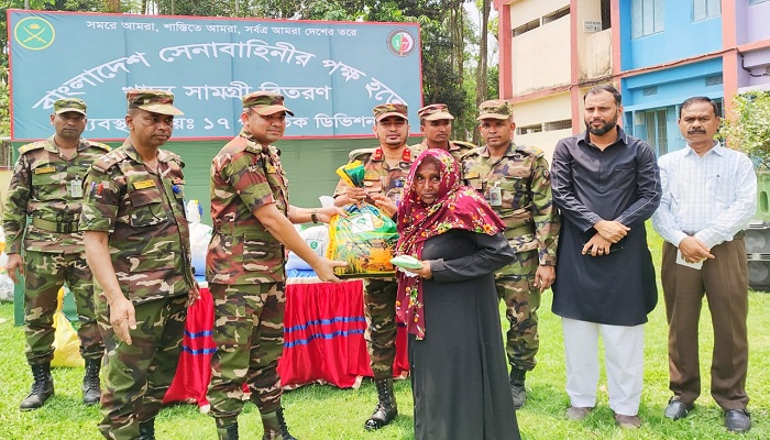 নিজেদের রেশন থেকে সেনাবাহিনীর ঈদ উপহার বিতরণ