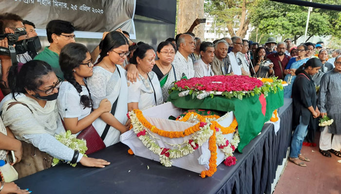 শহীদ মিনারে পঙ্কজ ভট্টাচার্যের প্রতি সর্বস্তরের মানুষের শ্রদ্ধা
